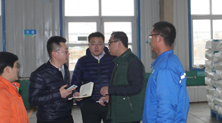 伊利原料奶事業(yè)部質(zhì)量管理部對(duì)根源倉(cāng)庫(kù)進(jìn)行現(xiàn)場(chǎng)評(píng)估.png